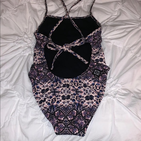 ❌SOLD❌Jolyn pattern tie back onesie - Picture 2 of 4